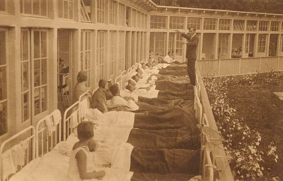 1927. gadā pie Krimuldas sanatorijas uzbūvētais sauļošanās lievenis ar pacientiem